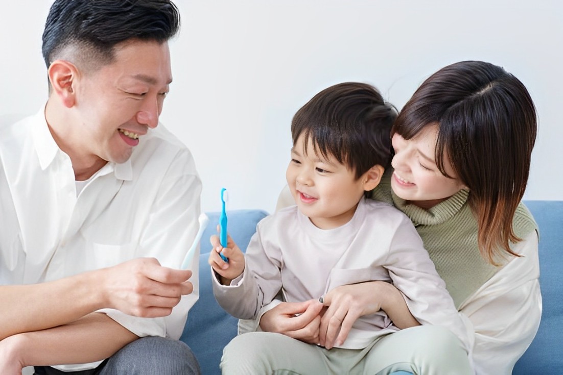 子どものフッ素塗布はいつから始めるべき?適切な頻度と効果について解説